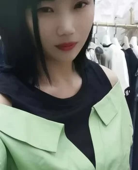 厂里嫂子兼职的依依