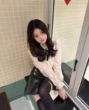 一个很年轻的妹子也很主动