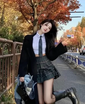 JK制服诱惑小骚货穿黑丝有点热麻烦你到房间给它撕烂