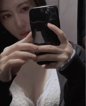 骚气大眼睛气质少妇颜值高,逼紧水多,操起来更有味道