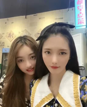 厦门刚成年性感大学生暑假兼职下海赚学费