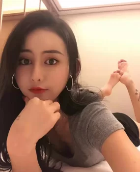 19岁小高端气质模特小穴真的要承受不住了呢