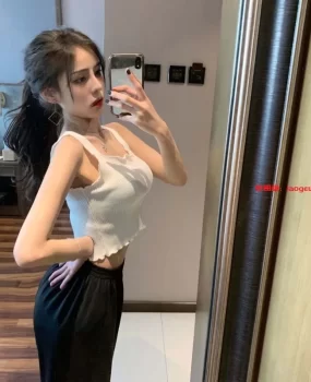 19岁 大咪.咪.粉鲍鱼,你想要的姿势她都有!身材服务超棒会 喷水。