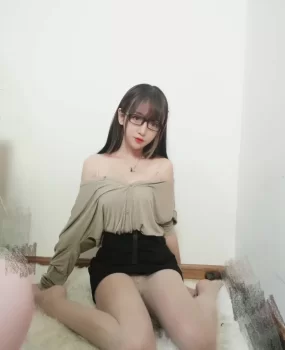 行政学校的学生妹妹 下面还超粉嫩白虎  做几次都不够  不仅很紧还会被c的嗷嗷叫