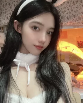 厦门在校学生妹兼职，颜值高，胸又大又挺